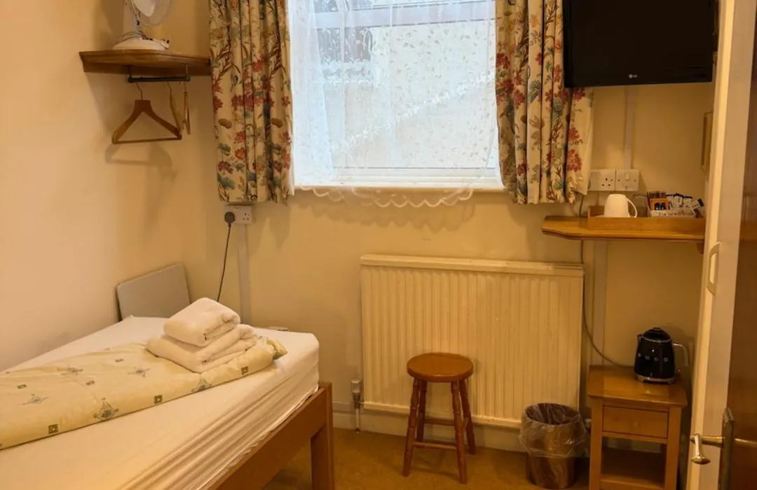 Oakwood Bed And Breakfast Heathrow-1