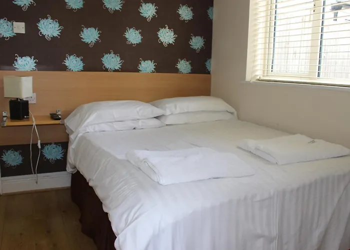 Debden Guest House Hillingdon